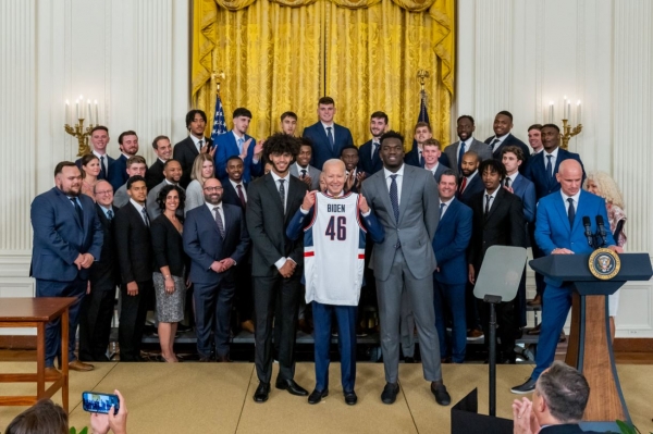 President Biden posed with the UConn men’s basketball team. 바이든 대통령이 코네티컷 대학교 남자 농구 팀과 포즈를 취하고 있다. 사진=백악관.<br>