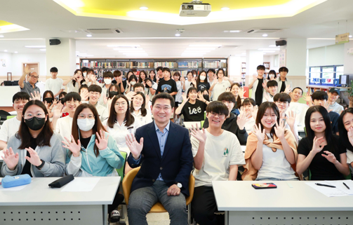 지난 7월 7일 용인고등학교를 찾아 학생들에게 특강을 진행한 이상일 용인특례장. 사진=용인시.<br>