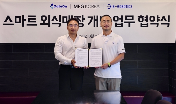 비-로보틱스 김민수 대표(오른쪽)와 데이터온 윤나라 대표가 10일 서울 중구 MFG코리아 본사에서 ‘스마트 외식매장 개발 업무 협약(MOU)’를 체결하고 기념 촬영을 하고 있다. 사진=우아한형제.