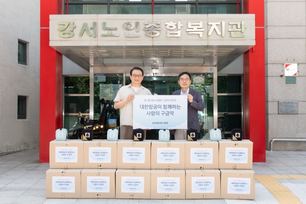 8월 17일(목) 필수 의약품을 담은 유니폼 업사이클링 파우치를 강서노인종합복지관에 전달하고 지상휘 대한항공 총무부 담당(우)과 임무영 강서노인종합복지관 관장(좌)이 기념 사진을 촬영하고 있다.사진=대한항공.