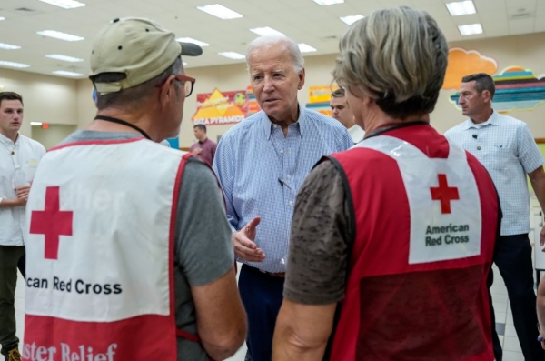 President Biden speaks with American Red Cross workers. 바이든 대통령이 미국 적십자 근로자들과 이야기를 나누고 있다. 사진=백악관.<br>