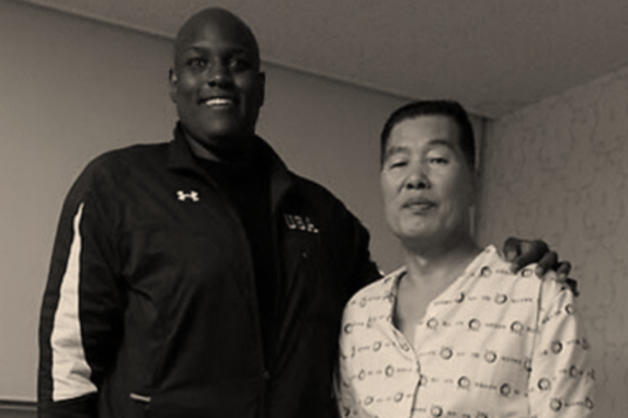미국인 씨름선수 커티스 존슨(34ㆍ233㎝)이 국내 씨름의 전설 이봉걸(57ㆍ205㎝)에게 병원비를 내놔 양국 씨름선수간의 우정이 시선을 끌었다. 이봉걸 감독은 2017년 10월 24일 허리 수술을 받았다. 이 소식을 들은 존슨이 SBS '놀라운 대회 스타킹' 예능 프로그램에 출연해 받은 출연료 전액을 이봉걸의 치료비로 내놨다. 사진=대한씨름협회.