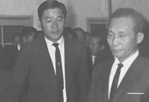 선경직물을 방문한 박정희 대통령을 안내하는 최종건 창업회장(1964년 10월 15일). 사진=SK