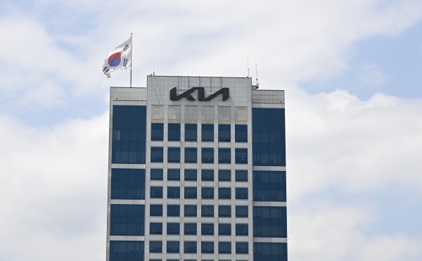 기아가 협력사와 함께 세계 최초 기술을 적용한 차량 부품 신소재 공동 개발에 성공했다.기아는 범우화학, 에스앤에스와 함께 세계 최초로 변성 에폭시계 소재를 적용한 인쇄회로기판(Printed Circuit Board, 이하 PCB) 보호코팅제 개발에 성공해 국내특허 2건과 해외특허 1건을 취득하고 부품 핵심소재의 공급망 개선을 달성했다고 2일 밝혔다. ※특허 출원명칭: 전자기판용 보호코팅 조성물 및 이의 제조방법, 전자회로기판 보호용 에폭시 코팅제 조성물 및 이의 제조방법기아는 최근 자동차의 전자장비 부품 비중이 늘어남에 따라 증가하는 PCB의 수요에 대응하고, 공급 및 품질 문제를 해결하기 위해 중소기업과의 협업을 바탕으로 신소재 개발에 성공했다. PCB는 전자장비 구성요소를 지지하고 이를 연결함으로써 전기 신호를 흐르게 하는 부품이다. PCB 보호 코팅제는 전기전자부품 및 인쇄회로기판을 보호하는 절연 코팅제로 온도, 부식, 충격 및 진동과 같은 환경적 요인에 의한 손상으로부터 부품을 보호하는 역할을 한다. 최근 자동차의 전자 제어 수요가 급격하게 증가함에 따라 관련 부품 중요도가 매우 높아졌으나, 글로벌 무역보호장벽이 강화됨에 따라 소재공급망 확보가 어려워졌다. 이에 기아는 완성차 기업과 부품 협력사 간 상생을 위한 협업을 통해 부품 내재화를 통한 공급망 안정화를 달성, 원가 경쟁력을 높일 수 있게 되었다. 이번에 개발에 성공한 변성 에폭시계 신소재는 기존 소재에 비해 부품 원가를 32.4% 절감할 수 있다. 또한 소재가 상온에서 경화되는 시간이 절반으로 줄어 기존보다 생산성이 2배 정도 증가했다.  설비 투자에서도 라인별로 최대 10억 원을 절감할 수 있어 부품협력사의 신규공정 설비투자의 부담을 줄일 수 있게 되었다. 협력사 관계자는 “기아가 오랜 기간 협력을 지원하고 상호 성장할 수 있게 해줘 감사하다”며, “앞으로도 기술개발을 위한 협력에 함께할 수 있기를 기대한다”고 밝혔다. 기아 관계자는 이번 성과에 대해 “상생을 통해 세계 최초의 소재 개발이라는 결과물을 얻을 수 있게 됐다”라며, “앞으로도 협력사와의 상호협력을 통해 변화하는 모빌리티 산업에 선제적으로 대응하겠다”고 말했다. 사진=기아.