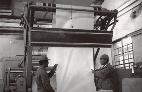 선경직물의 직물생산 모습(1950년대). 최종건 창업회장은 60인치 대폭(大幅) 양단 성공에 이어 1958년 5월 봉황새 이불감을 출시했다. 사진=SK.