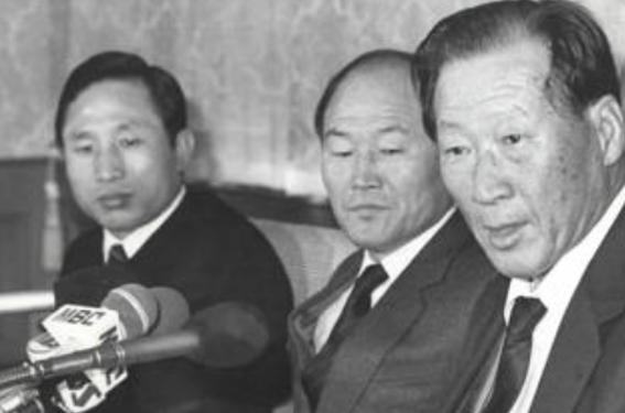 정세영은 형인 정주영 회장을 도와 현대자동차를 세계 10위권의 회사로 키웠다. 하지만 그는 형의 종용으로 현대차의 경영에서 손을 떼고 현대산업개발을 받아 독립한다. 오른쪽 정주영 회장의 왼편이 정세영전 현대산업개발 명예회장이다.