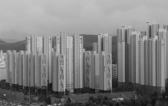 정주영 회장은 건설사업의 생리를 누구보다 잘 알고 있었다. 아파트를 지을 때 어디서 비용이 많이 들고, 어디서 쓸데없이 새어 나가는지 손바닥 보듯 알고 있었다.정 회장은 건설사들의 토지개발 이익이 과다하다고 봤다. 여기에서 전체 공급가의 30% 정도를 줄일 수 있다고 생각했다. 그래도 건설사의 적정 이익이 남는다고 계산했다.