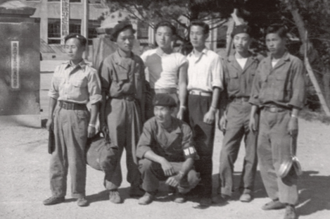 서울대학교 농과대학 건물 앞에서 찍은 사진으로 오른쪽 첫 번째가 최종현 선대회장이다. 사진=SK.