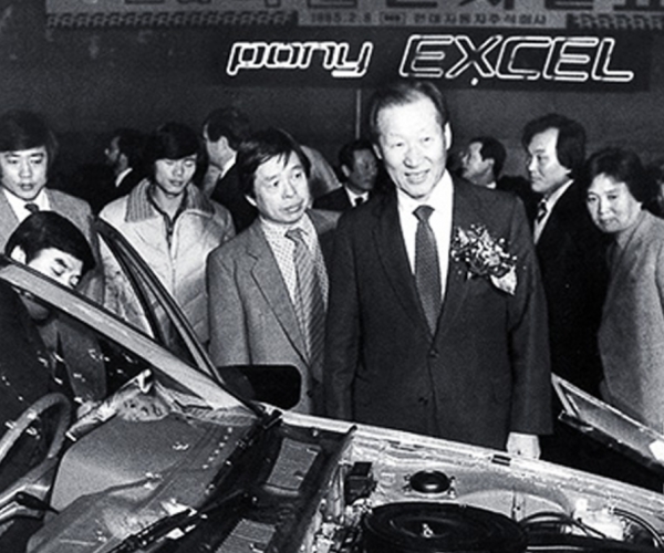 정주영 현대자동차그룹 선대회장의 도전 역사는 자동차와 함께 시작됐다.1940년, 현대차그룹의 전신이라고 할 수 있는 자동차 정비소 아도 서비스(ART SERVICE)를 설립했다.그로부터 6년 뒤인 1946년, 아도 서비스는 명칭을 현대자동차공업사로 바꾸고 새로운 출발의 첫 발을 내딛었다. 회사이름에 처음으로 '현대'라는 글자가 들어간 것이다. 사진=현대자동차