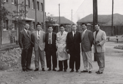 외국 바이어를 맞이한 최종건 창업회장(1960년대 초). 1961년 말부터 수출을 모색한 선경직물은 이듬해 4월 레이온 태피터를 홍콩에 수출하여 국내 최초 인견 직물 수출기업이 되었다.