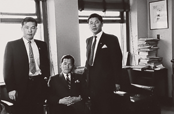 패기와 지성의 만남(1962). 1962년 하반기에 들어서면서 선경직물은 거듭되는 공장 증축과 생산설비 증설로 창업 이래 가장 심각한 경영난에 봉착했다. 최종건 창업회장은 경영난을 극복하기 위해 최종현 선대회장의 귀국을 바랐다. 최종현 선대회장은 1962년 11월 4일 귀국해 다음 날 바로 선경직물 부사장으로 취임했다. 맨 오른쪽이 최종건 창업회장, 맨 왼쪽이 최종현 선대회장이다. 사진=SK.