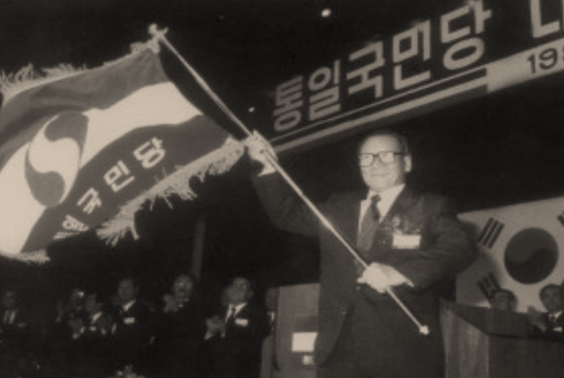 92년 1월 정주영 회장은 그룹 경영에서 손을 뗀다고 발표했다. 창업주로서, 아직 청년처럼 정정한 체력의 소유자로서 경영에서 물러날 때는 아니었다. 그만큼 정치를 해야겠다는 결심이 강했다. 드디어 1월 10일, 정주영이 총재인 통일국민당이 창당했다. 재계 총수가 정당 총수가 된 첫 번째 사례였다. 양당 체제에 심드렁했던 국민은 새 정당의 탄생을 호기심 어린 눈으로 바라봤다.