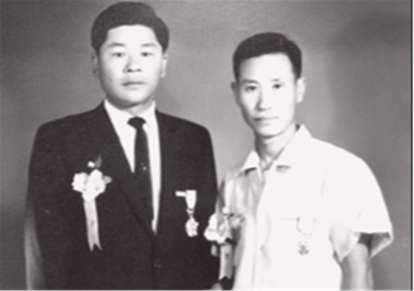 최종건 창업회장, 국내 기업인 최초로 금탑산업훈장 수훈(1963.8.15). 최종건 창업회장은 제18회 광복절 기념식에서 국내 직물업계 발전에 기여한 공로와 최초의 직물 수출을 이뤄낸 업적을 높이 평가받아 정부가 수여하는 공업 부문 금탑산업훈장을 국내 기업인 최초로 수훈했다. 사진은 금탑산업훈장 수훈 기념사진으로, 왼쪽이 최종건 창업회장이다. 사진=SK.