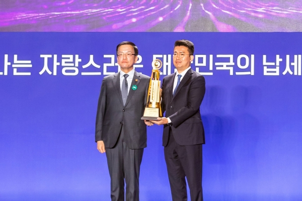 4일 오전 10시 서울 동대문디자인플라자(DDP)에서 열린 제58회 납세자의 날 기념식에서 우아한형제들이 고액 납세의 탑 수상 법인으로 선정됐다. 사진=(우아한형제들 이국환 대표(오른쪽)가 최상목 부총리 겸 기획재정부 장관) 우아한형제.