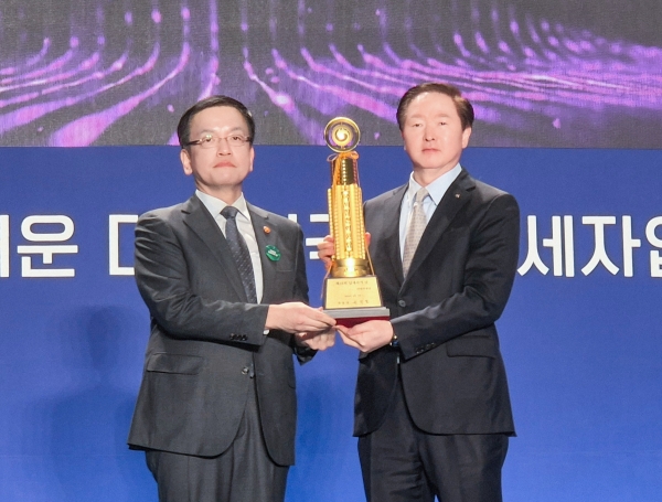 대한항공은 4일(월) 오전 서울 중구 동대문디자인플라자에서 개최된 ‘제58회 납세자의 날’ 기념행사에서 모범 납세기업으로 국가 재정에 기여한 공로를 인정받아 ‘고액 납세의 탑’을 받았다. 사진=(우기홍 대한항공 대표이사 사장(우측) 최상목 경제부총리(좌측))대한항공.