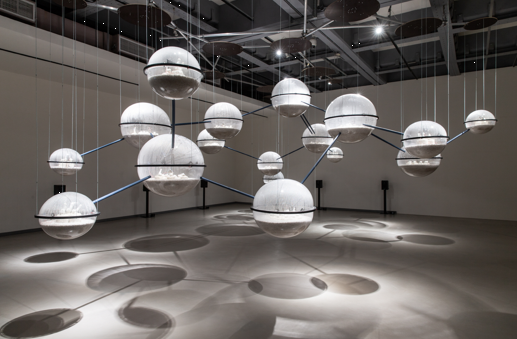 슈리칭이 3명의 동료작가와 함께 2018년 타이베이 비엔날레(Taipei Biennial)에서 선보인 설치미술 ‘균사체 네트워크 소사이어티(Mycelium Network Society)’. 사진=타이베이 시립 미술관(Taipei Fine Arts Museum).<br>