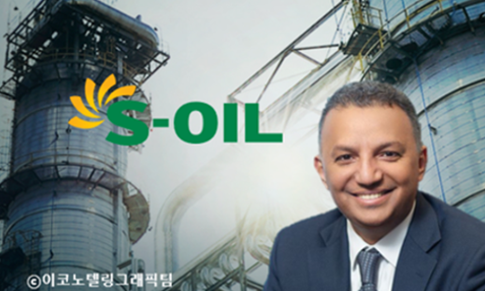 사진(에쓰오일 안와르 알 히즈아지 CEO(오른쪽))=에쓰오일/이코노텔링그래픽팀.