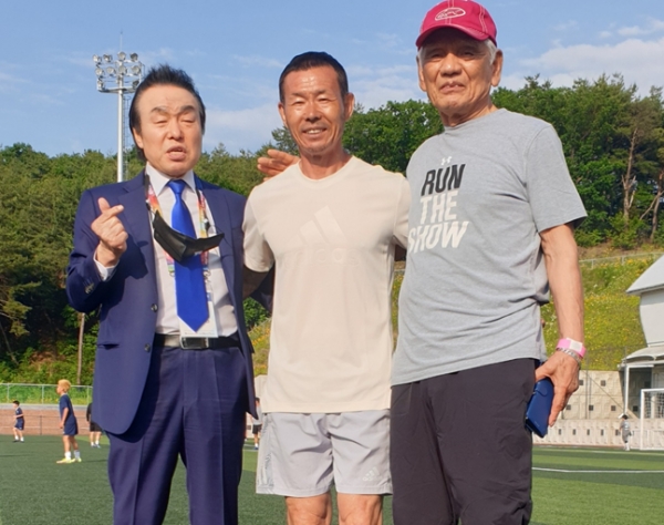 최동철 대기자가 손흥민 축구 아카데미 운동장서<br> 손응정(가운데)감독과 함께 사진을 찍은 모습.