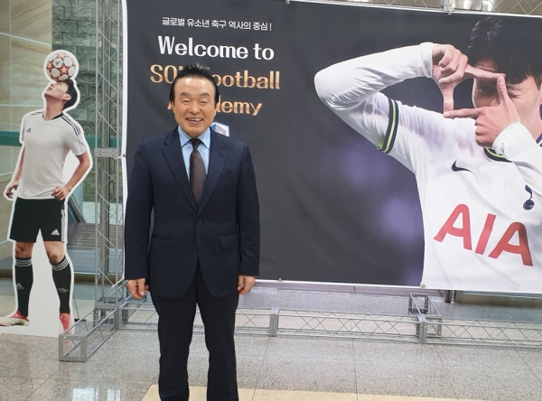 손흥민박물관 실내서 포즈를 취한 최동철 대기자