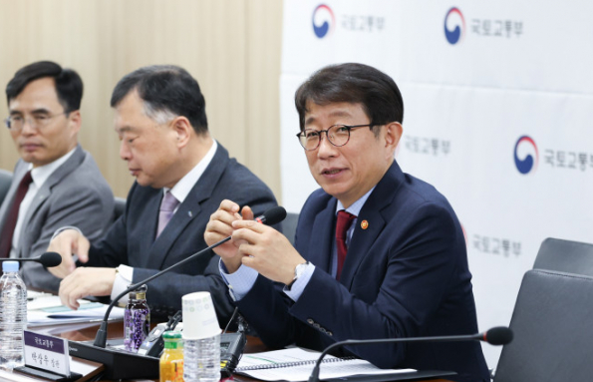 박상우 국토교통부 장관은 15일 서울 여의도 태흥빌딩에서 열린 '기업형 장기임대 도입을 위한 업계 간담회'에서