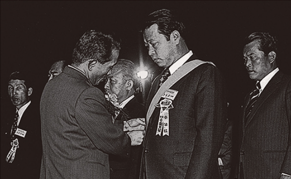 최종현 선대회장, 금탑산업훈장 수훈(1973년 11월 30일). 최종현 선대회장은 국내외 위기에도 불구하고 꾸준히 수출에 매진한 결과 경제인으로서는 최고의 영예인 금탑산업훈장을 최종건 창업회장에 이어 수훈했다. 사진=SK.