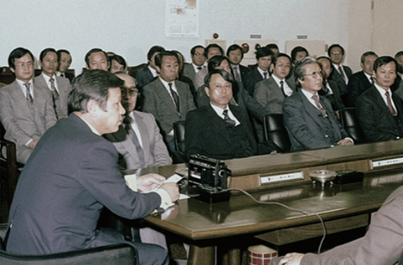최종현 선대회장, 대한석유공사 사장 취임식(1980년 12월 23일). 1980년 12월 23일 선경과 대한석유지주 간의 대한석유공사 매매계약이 체결됐다. 같은 날 소집된 임시주주총회에서는 대한석유공사의 새로운 대표이사로 최종현 선대회장을 선임했다. 사진=SK.