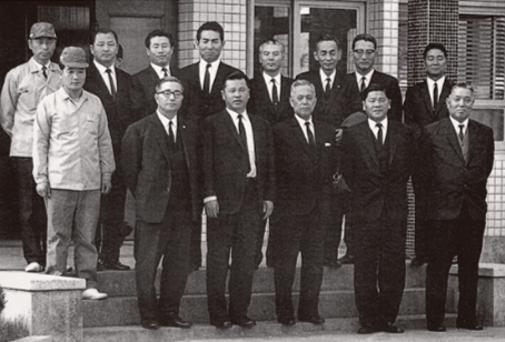 선경직물을 방문한 일본 데이진 부사장 일행과 함께(1968년).선경화섬과 데이진은 1968년 3월 18일 '폴리에스터 사업 투자에 관한 기본협약'을 체결했다. 앞줄 오른쪽에서 두 번째가 최종건 창업회장. 세 번째가 데이진 부사장. 네 번째가 최종현 선대회장이다. 사진=SK.