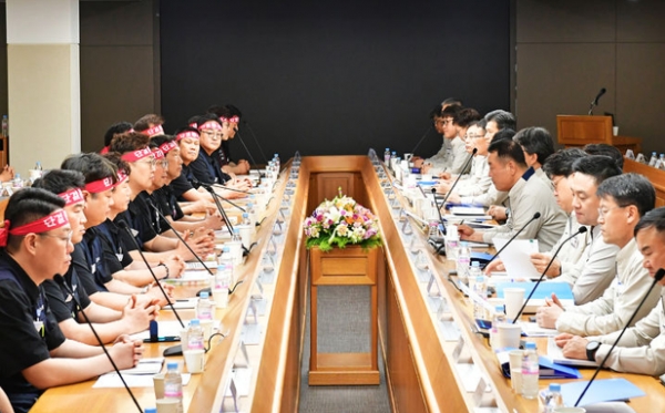 현대차 노사 대표가 지난 5월23일 울산공장에서 올해 임금협상 교섭 상견례를 진행하고 있는 모습. 사진=현대자동차.