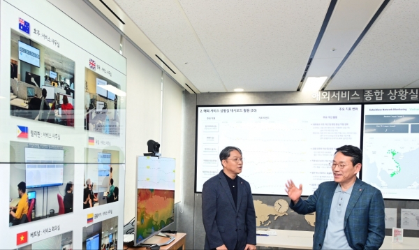 조주완 LG전자 최고경영자(CEO)가 지난 9일 서울 마곡 LG사이언스파크에서 한국·해외의 고객접점 서비스 시스템 현장을살폈다/사진=LG전자