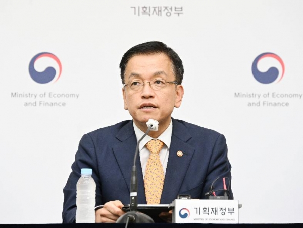 지난 7월 22일 최상목 부총리 겸 기획재정부 장관이정부세종청사 중앙동 브리핑룸에서 열린 '2024년 세법개정안 사전브리핑'을 하고 있다.사진=기획재정부.