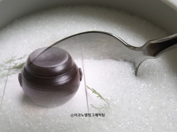 2분기에 설탕과 고추장 등 가격이 큰 폭으로 상승해 밥상물가와 외식물가에 영향을 미친 것으로 나타났다. 한국소비자단체협의회 물가감시센터가 37개 생활필수품 가격을 조사 분석해 26일 내놓은 자료에 따르면 24개 품목이 지난해 같은 기간보다 올랐고 13개 품목은 내렸다.사진=이코노텔링그래픽팀.