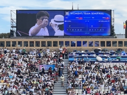 한국 여자 양궁 단체 대표팀 선수가 감독과 기뻐하는 모습. 사진=이코노텔링 고현경 기자.