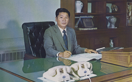 최종건 창업회장, 선경그룹 회장 취임(1970년 11월). 1970년 11월 13일 최종건 창업회장은 본격적으로 조직을 개편하였다. 그는 선경그룹을 이끄는 회장이 되었고, 선경산업과 해외섬유를 선경직물에 통합하였고 사장으로 최종현 선대회장을 선임하였다. 사진=SK.