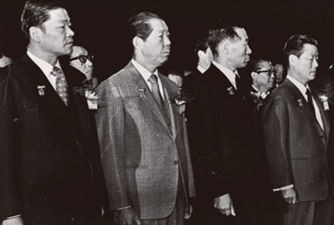 최종건 창업회장, 제8회 '수출의 날' 대통령 표창 수훈(1971년 11월 30일). 1971년 11월 30일 제8회 '수출의 날'에 수출용 원자재 공급, 외화가득률 향상, 고가품 수출 등의 공로를 인정받아 최종건 창업회장은 대통령 표창을 받았다. 맨 왼쪽이 최종건 창업회장이다. 사진=SK.