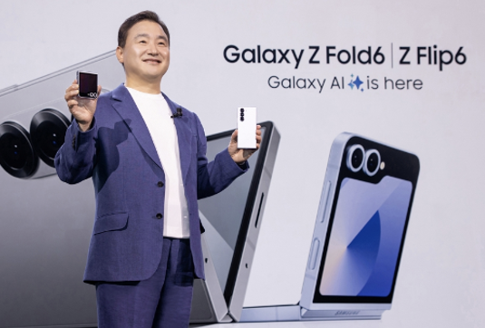 삼성전자 MX사업부장 노태문 사장이 지난 7월 '갤럭시 언팩 2024(Galaxy Unpacked 2024)' 행사에서 갤럭시 AI를 결합한 '갤럭시 Z 폴드6'와 '갤럭시 Z 플립6'를 공개하고 있는 모습. 사진=삼성전자.
