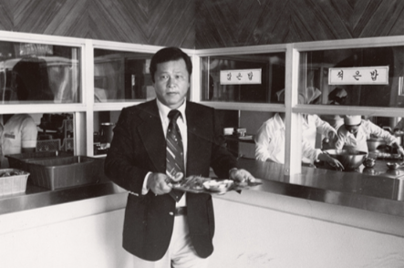 선경빌딩 구내식당 오픈(1976년 9월). 최종현 선대회장은 구내식당을 애용했으며, 직원들과 함께 식사하기를 좋아하는 소탈한 성품을 지녔었다. 사진=SK.