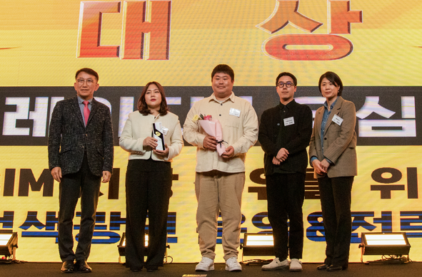 시상식에 참석한 검색퍼포먼스 부문 대상 수상자 플레이디 성장전략본부 유재신 본부장(오른쪽 첫 번째). 사진=KT.<br>