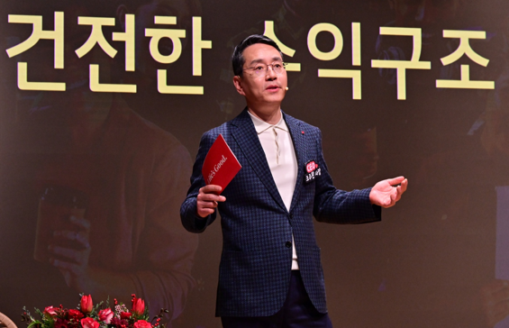 LG전자 조주완 CEO가 지난 17일 서울 여의도 LG트윈타워에서 올해를 마무리하는 CEO F.U.N. Talk을 열고, 구성원들에게 2025년 회사가 마주할 글로벌 경영환경의 변화와 이에 대응하는 사업전략 방향을 상세히 공유했다. 그는 “위기는 위험과 기회가 합쳐진 말이기도 하다”며, “위기일수록 성장의 기회를 발견하는데 집중하며 현명하게 헤쳐나갈 것”을 당부했다. 사진=LG전자.