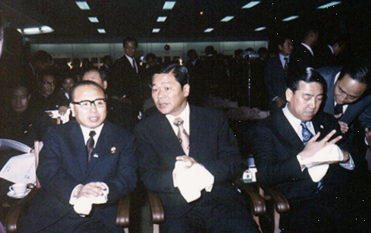 남북적십자회담 북측 대표 일행 선경합섬 방문(1972년 11월 23일). 1972년 11월 23일 남북적십자회담 북측 대표(김태희 단장) 일행이 선경합섬을 방문해 깊은 인상을 받고 돌아갔다. 안경 쓴 이가 김태희 단장, 그 옆이 최종건 창업회장이다. 사진=SK.