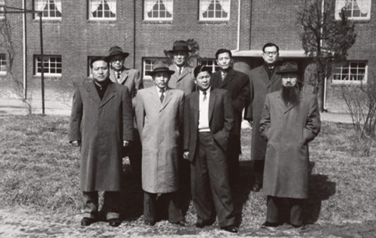 수원시의회 의원 시절 당시 최종건 창업회장(1950년대). 최종건 창업회장은 1956년 8월 제2대 수원시의회 의원 선거가 실시되자 초대의원이었던 아버지 최학배 공의 뒤를 이어 제3선거구에 출마했다. 1,630표라는 압도적인 득표로 당선의 영광을 안았고, 산업과 내무분과위원장을 잇달아 역임하는 저력을 보였다. 앞줄 왼쪽에서 세 번째가 최종건 창업회장이다. 사진=SK.