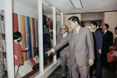 일본 데이진 사장 선경합섬 방문(1973년 5월). 1973년 5월 데이진의 오야 사장은 선경합섬을 둘러본 후