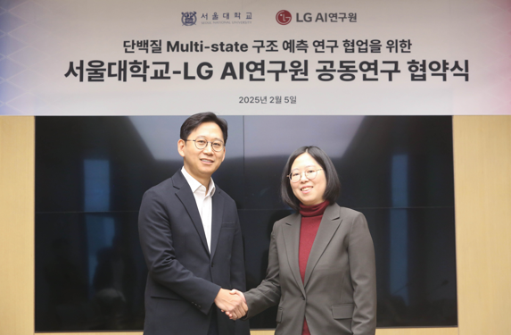 LG AI연구원은 5일 서울 강서구 마곡 LG사이언스파크 글로벌라운지에서 백민경 교수와 차세대 단백질 구조 예측 AI 공동 연구 계약을 체결했다.(사진 왼쪽 배경훈 LG AI연구원장) 사진=LG.