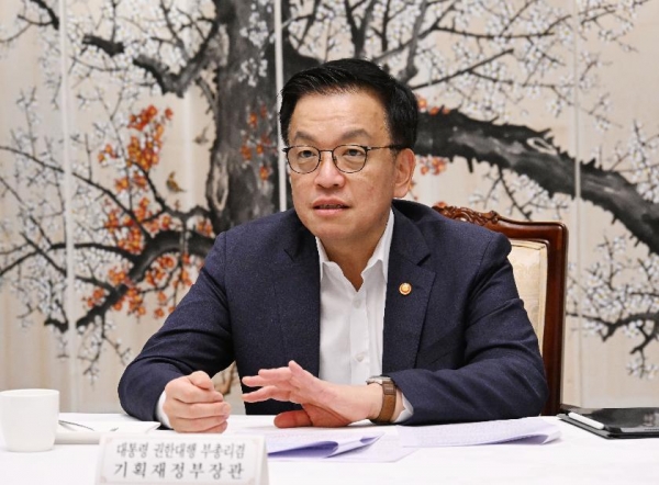 최상목 대통령 권한대행 부총리 겸 기획재정부 장관이 2월 14일 오전 서울 종로구 정부서울청사에서 열린 '대외경제현안간담회'를 주재하고 있다.사진=기획재정부