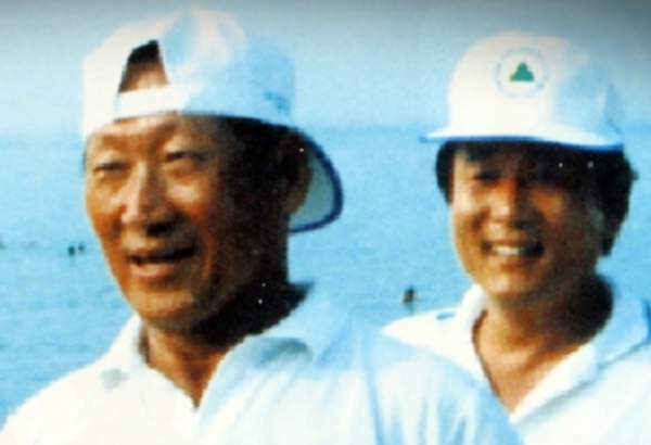 정주영(왼쪽) 현대 창업회장은 일에 승부를 걸었지 격을 따지거나 형식을 좋아하지 않았다. 80년대 초반 임직원들과 해수욕장에서 수련회를 가질때의 모습니다. 말단직원과 모래사장에서 씨름을 하고 흥에 겨우면 그의 십팔번인 '이거야 정말'이 터져 나왔다.사진= 현대차그룹 영상 캡처