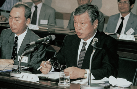 최종현 선대회장, 제2이동통신 사업권 획득 후 기자회견(1992년 8월 20일).최종현 선대회장은 제2이동통신 사업권에 대한 2차 심사 결과 압도적인 차이로 최고점수를 획득해 최종 허가 대상 사업자로 선정되자 곧바로 기자회견을 열었다. 사진=SK.