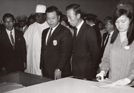니제르의 하마니 디오리 대통령 선경직물 방문(1969년). 니제르의 하마니 디오리 대통령이 내한했을 당시 선경직물을 방문했던 모습이다. 왼쪽에서 두 번째가 디오리 대통령이고, 세 번째가 최종현 선대회장이다. 사진=SK.