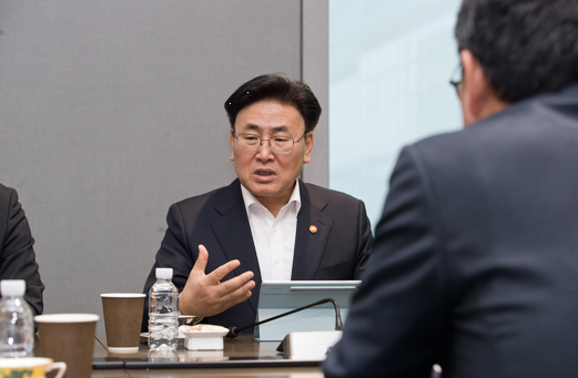 유상임 과학기술정보통신부 장관이 30일 SK텔레콤 본사를 방문해 국민의 불편과 불안을 최소화하기 위한 전사적인 조치를 당부하고 있는 모습. 사진=과기정통부.