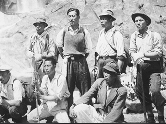1940년 봄 서울로 다시 돌아온 아산은 일생을 걸 만한 사업을 찾는다. 그러던 중 한때 쌀가게의 단골손님이었던 자동차 기술자 이을학 씨의 권유로 아현동에 있던 ‘아도서비스’라는 자동차 수리공장을 인수했다. 첫 날부터 손님이 넘쳐났지만 그것도 잠시, 겨우 20일 후, 공장에 불이 났다. 건물만 태운 것이 아니라 수리 중이던 트럭 다섯 대와 올스모빌 승용차까지 몽땅 잿더미가 됐다. 잿더미는 빚더미를 의미했다. 다행히 평소 두터운 신용을 쌓아왔던 아산은 빚을 더 얻어 그 돈으로 동대문에서 다시 자동차 수리공장을 시작했다. ‘아도서비스’는 신속하고 분명한 서비스로 승승장구 했다. 1943년에 비록 일본의 기업정리령에 의해 강제로 합병당했지만 아산은 자동차의 모든 기능을 거의 완벽하게 이해하게 됐다. 이때의 경험은 훗날 아산이 여러 사업을 꿈꿀 수 있는 밑천이 됐다. 그리고 얼마 후, 해방이 찾아왔다. 사진=현대자동차그룹.