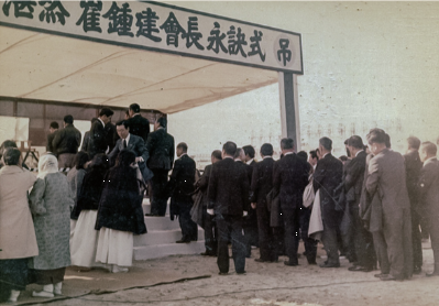 최종건 창업회장 영면(1973년 11월 15일), 1973년 11월 15일 최종건 창업회장은 서울대학교 부속병원에서 가족들이 임종을 지키는 가운데 향년 48세의 일기로 영면했다. 고인의 유해는 11월 19일 자택에서 발인제를 마치고 수원의 선경합섬에 마련된 영결식장으로 운구되었다.