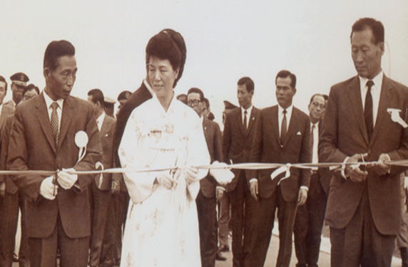 1970년 경부고속도로 개통식에서 테이프를 끊는 박정희 대통령과 육영수 여사, 그리고 정주영 회장.